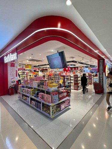 探秘新疆必逛寶藏 超大伴手禮工廠店，一站式購齊特色百貨